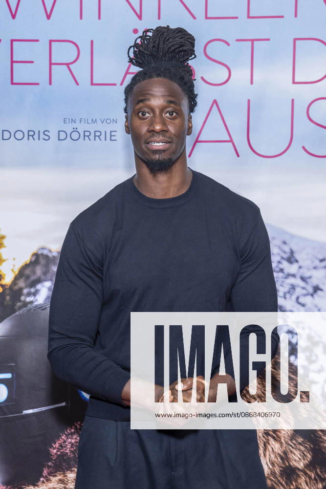ABB FRAUWINKLER- Eugene Boateng auf dem roten Teppich beim Special Screening des Kino Films Frau Winkler verlaesst das Haus im Cinema Parisl in Berlin 01.10.2026 Berlin Deutschland