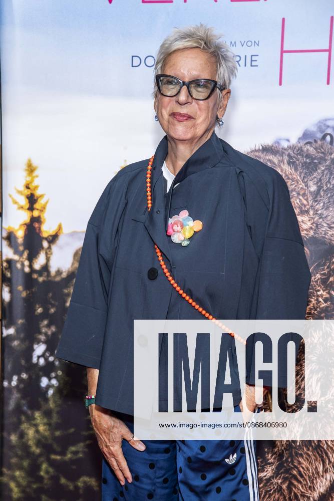 ABB FRAUWINKLER- Doris Doerrie Regisseurin auf dem roten Teppich beim Special Screening des Kino Films Frau Winkler verlaesst das Haus im Cinema Parisl in Berlin 01.10.2026 Berlin Deutschland