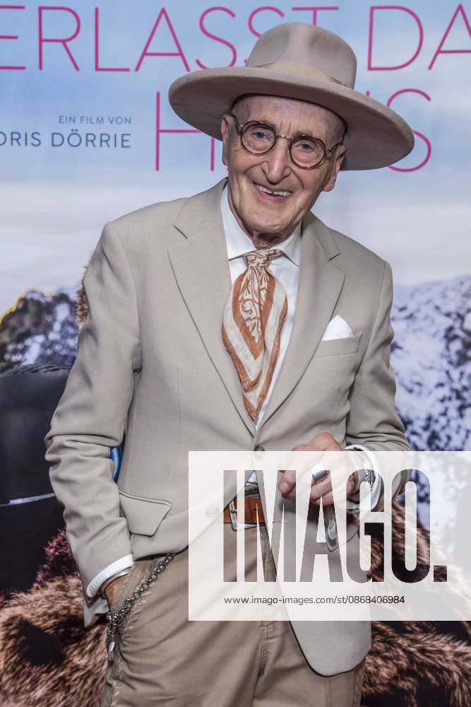 ABB FRAUWINKLER- Guenther Krabbenhoeft auf dem roten Teppich beim Special Screening des Kino Films Frau Winkler verlaesst das Haus im Cinema Parisl in Berlin 01.10.2026 Berlin Deutschland