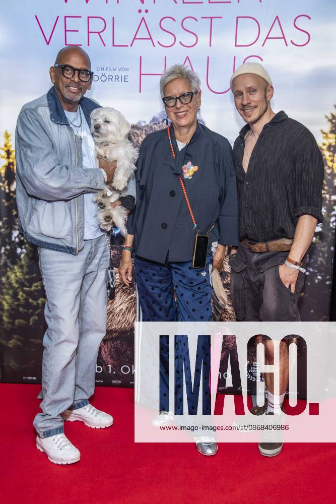 ABB FRAUWINKLER- Pierre Sanoussi-Bliss Hund Doris Doerrie Dennis Ortmann auf dem roten Teppich beim Special Screening des Kino Films Frau Winkler verlaesst das Haus im Cinema Parisl in Berlin 01.10.2026 Berlin Deutschland