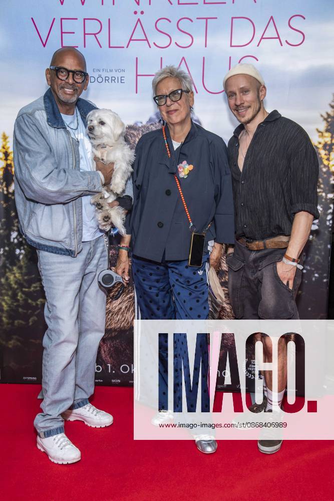 ABB FRAUWINKLER- Pierre Sanoussi-Bliss Hund Doris Doerrie Dennis Ortmann auf dem roten Teppich beim Special Screening des Kino Films Frau Winkler verlaesst das Haus im Cinema Parisl in Berlin 01.10.2026 Berlin Deutschland