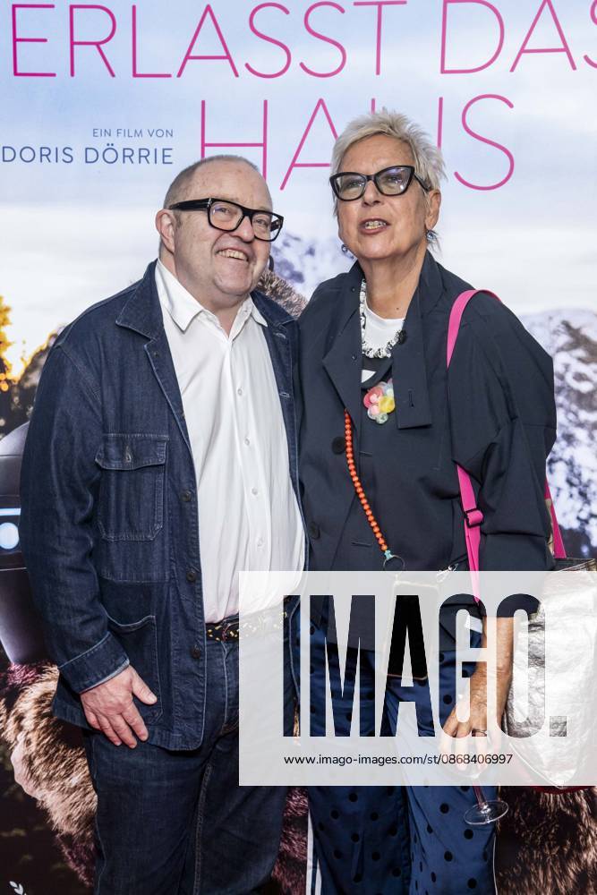 ABB FRAUWINKLER- Gustav Peter Woehler und Doris Doerrie auf dem roten Teppich beim Special Screening des Kino Films Frau Winkler verlaesst das Haus im Cinema Parisl in Berlin 01.10.2026 Berlin Deutschland