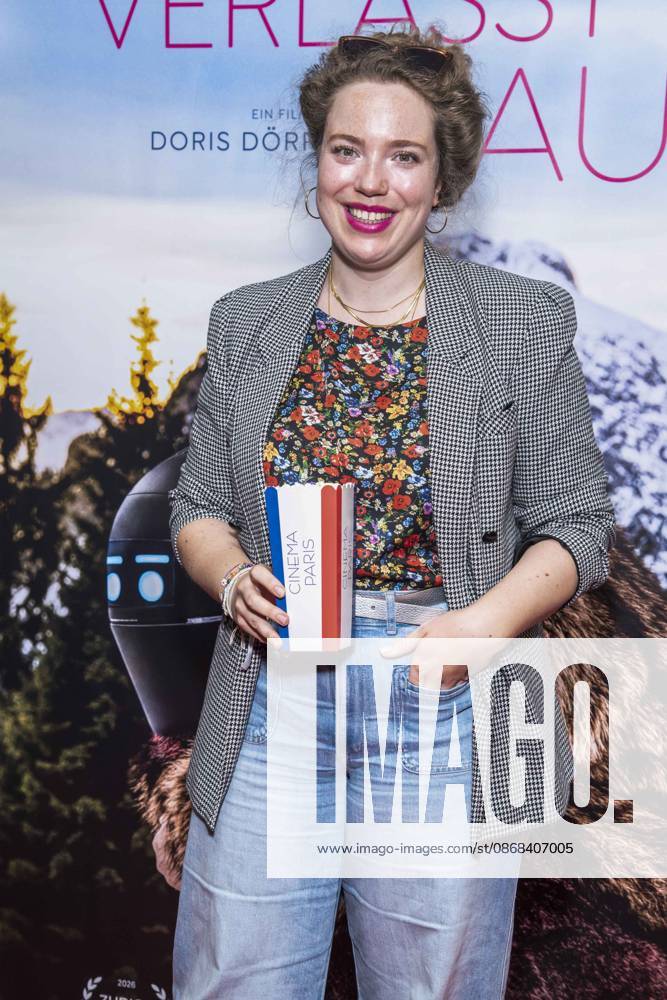 ABB FRAUWINKLER- Julia Jendrossek auf dem roten Teppich beim Special Screening des Kino Films Frau Winkler verlaesst das Haus im Cinema Parisl in Berlin 01.10.2026 Berlin Deutschland