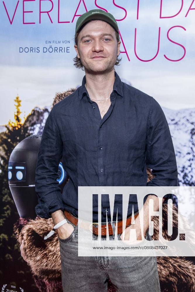 ABB FRAUWINKLER- Vincent Redetzki auf dem roten Teppich beim Special Screening des Kino Films Frau Winkler verlaesst das Haus im Cinema Parisl in Berlin 01.10.2026 Berlin Deutschland