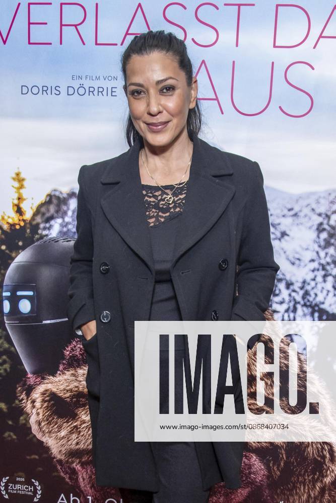ABB FRAUWINKLER- Jasmin Shakeri auf dem roten Teppich beim Special Screening des Kino Films Frau Winkler verlaesst das Haus im Cinema Parisl in Berlin 01.10.2026 Berlin Deutschland