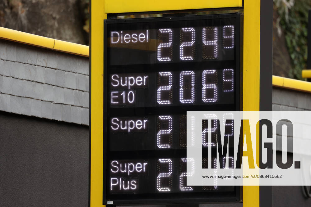 Wie ist die weitere Entwicklung der Spritpreise? Die Spritpreise sind weiterhin auf sehr hohem Niveau. Seit dem 01.10.2026 gilt der sogenannte Tankrabatt. Die Bundesregierung hat die Energiesteuer auf Benzin und Diesel bis Ende Dezember gesenkt. Die Ersparnis soll bei rund 17 Cent pro Liter liegen. CLASSIC Tankstelle in Mudersbach am Mittag vor der Preisumstellung. Der aktuelle Preis fuer (für) Diesel, Super E10 und Super liegt weiterhin ueber (über) 2 Euro. Diesel liegt bei 2,24 Euro, Super E10 bei 2,06 Euro und Super bei 2,12 Euro. Tankstelle, Spritpreise am 02.10.2026 in Siegen Deutschland.
