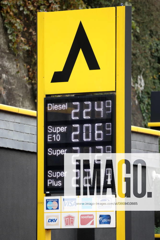 Wie ist die weitere Entwicklung der Spritpreise? Die Spritpreise sind weiterhin auf sehr hohem Niveau. Seit dem 01.10.2026 gilt der sogenannte Tankrabatt. Die Bundesregierung hat die Energiesteuer auf Benzin und Diesel bis Ende Dezember gesenkt. Die Ersparnis soll bei rund 17 Cent pro Liter liegen. CLASSIC Tankstelle in Mudersbach am Mittag vor der Preisumstellung. Der aktuelle Preis fuer (für) Diesel, Super E10 und Super liegt weiterhin ueber (über) 2 Euro. Diesel liegt bei 2,24 Euro, Super E10 bei 2,06 Euro und Super bei 2,12 Euro. Tankstelle, Spritpreise am 02.10.2026 in Siegen Deutschland.