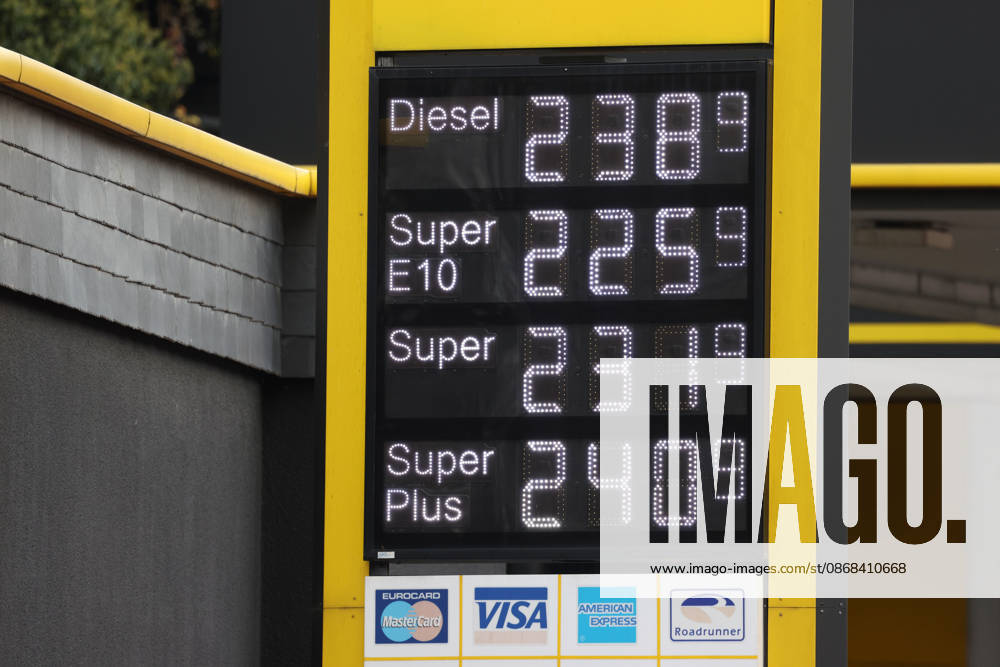 Wie ist die weitere Entwicklung der Spritpreise? Die Spritpreise sind weiterhin auf sehr hohem Niveau. Seit dem 01.10.2026 gilt der sogenannte Tankrabatt. Die Bundesregierung hat die Energiesteuer auf Benzin und Diesel bis Ende Dezember gesenkt. Die Ersparnis soll bei rund 17 Cent pro Liter liegen. CLASSIC Tankstelle in Mudersbach am Mittag nach der 12:00 Uhr Preisumstellung. Der aktuelle Preis fuer (für) Diesel, Super E10 und Super liegt weiterhin ueber (über) 2 Euro. Diesel liegt bei 2,38 Euro, Super E10 bei 2,25 Euro und Super bei 2,31 Euro. Tankstelle, Spritpreise am 02.10.2026 in Siegen Deutschland.