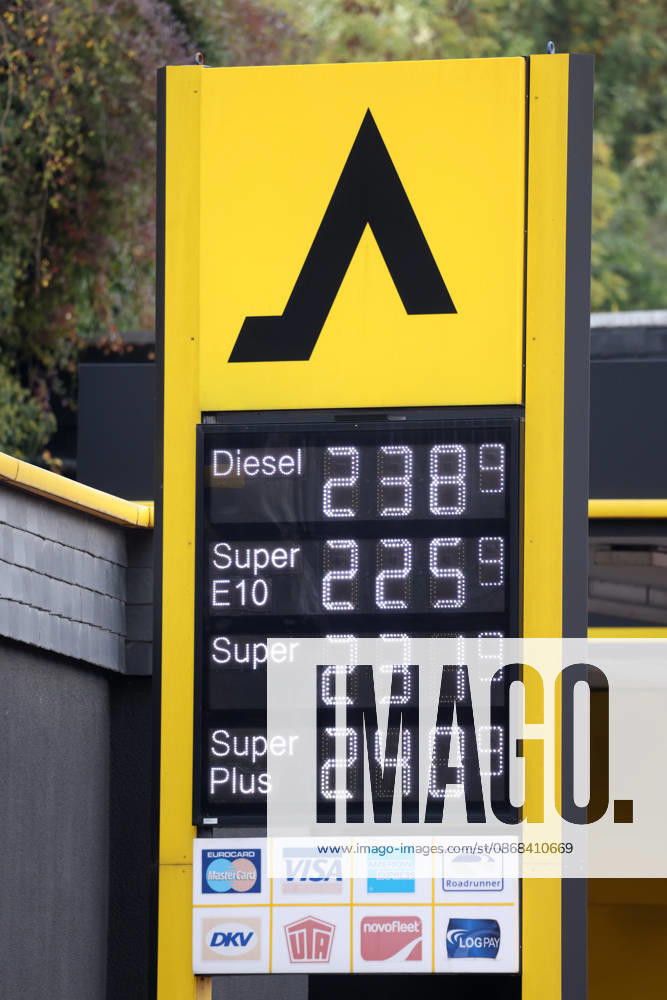 Wie ist die weitere Entwicklung der Spritpreise? Die Spritpreise sind weiterhin auf sehr hohem Niveau. Seit dem 01.10.2026 gilt der sogenannte Tankrabatt. Die Bundesregierung hat die Energiesteuer auf Benzin und Diesel bis Ende Dezember gesenkt. Die Ersparnis soll bei rund 17 Cent pro Liter liegen. CLASSIC Tankstelle in Mudersbach am Mittag nach der 12:00 Uhr Preisumstellung. Der aktuelle Preis fuer (für) Diesel, Super E10 und Super liegt weiterhin ueber (über) 2 Euro. Diesel liegt bei 2,38 Euro, Super E10 bei 2,25 Euro und Super bei 2,31 Euro. Tankstelle, Spritpreise am 02.10.2026 in Siegen Deutschland.