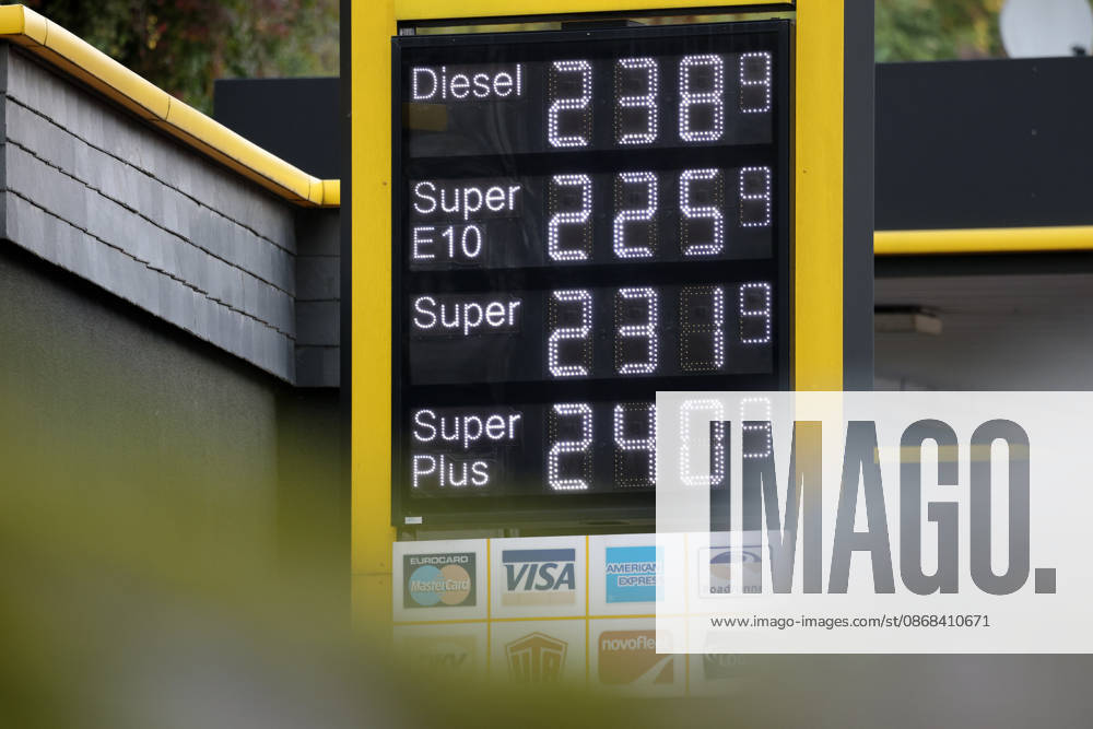 Wie ist die weitere Entwicklung der Spritpreise? Die Spritpreise sind weiterhin auf sehr hohem Niveau. Seit dem 01.10.2026 gilt der sogenannte Tankrabatt. Die Bundesregierung hat die Energiesteuer auf Benzin und Diesel bis Ende Dezember gesenkt. Die Ersparnis soll bei rund 17 Cent pro Liter liegen. CLASSIC Tankstelle in Mudersbach am Mittag nach der 12:00 Uhr Preisumstellung. Der aktuelle Preis fuer (für) Diesel, Super E10 und Super liegt weiterhin ueber (über) 2 Euro. Diesel liegt bei 2,38 Euro, Super E10 bei 2,25 Euro und Super bei 2,31 Euro. Tankstelle, Spritpreise am 02.10.2026 in Siegen Deutschland.