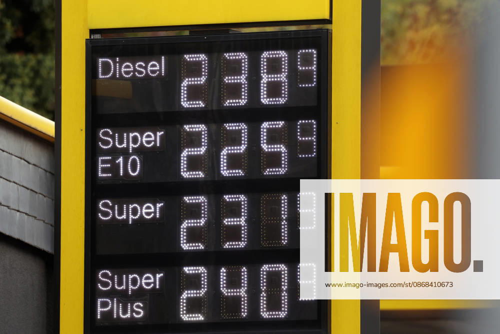 Wie ist die weitere Entwicklung der Spritpreise? Die Spritpreise sind weiterhin auf sehr hohem Niveau. Seit dem 01.10.2026 gilt der sogenannte Tankrabatt. Die Bundesregierung hat die Energiesteuer auf Benzin und Diesel bis Ende Dezember gesenkt. Die Ersparnis soll bei rund 17 Cent pro Liter liegen. CLASSIC Tankstelle in Mudersbach am Mittag nach der 12:00 Uhr Preisumstellung. Der aktuelle Preis fuer (für) Diesel, Super E10 und Super liegt weiterhin ueber (über) 2 Euro. Diesel liegt bei 2,38 Euro, Super E10 bei 2,25 Euro und Super bei 2,31 Euro. Tankstelle, Spritpreise am 02.10.2026 in Siegen Deutschland.