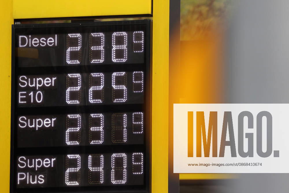 Wie ist die weitere Entwicklung der Spritpreise? Die Spritpreise sind weiterhin auf sehr hohem Niveau. Seit dem 01.10.2026 gilt der sogenannte Tankrabatt. Die Bundesregierung hat die Energiesteuer auf Benzin und Diesel bis Ende Dezember gesenkt. Die Ersparnis soll bei rund 17 Cent pro Liter liegen. CLASSIC Tankstelle in Mudersbach am Mittag nach der 12:00 Uhr Preisumstellung. Der aktuelle Preis fuer (für) Diesel, Super E10 und Super liegt weiterhin ueber (über) 2 Euro. Diesel liegt bei 2,38 Euro, Super E10 bei 2,25 Euro und Super bei 2,31 Euro. Tankstelle, Spritpreise am 02.10.2026 in Siegen Deutschland.