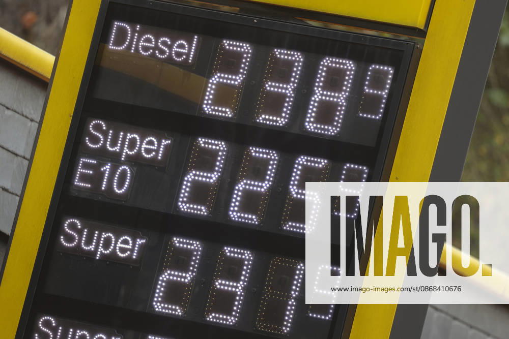 Wie ist die weitere Entwicklung der Spritpreise? Die Spritpreise sind weiterhin auf sehr hohem Niveau. Seit dem 01.10.2026 gilt der sogenannte Tankrabatt. Die Bundesregierung hat die Energiesteuer auf Benzin und Diesel bis Ende Dezember gesenkt. Die Ersparnis soll bei rund 17 Cent pro Liter liegen. CLASSIC Tankstelle in Mudersbach am Mittag nach der 12:00 Uhr Preisumstellung. Der aktuelle Preis fuer (für) Diesel, Super E10 und Super liegt weiterhin ueber (über) 2 Euro. Diesel liegt bei 2,38 Euro, Super E10 bei 2,25 Euro und Super bei 2,31 Euro. Tankstelle, Spritpreise am 02.10.2026 in Siegen Deutschland.
