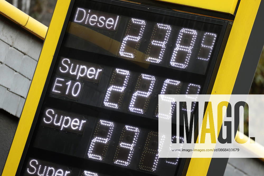 Wie ist die weitere Entwicklung der Spritpreise? Die Spritpreise sind weiterhin auf sehr hohem Niveau. Seit dem 01.10.2026 gilt der sogenannte Tankrabatt. Die Bundesregierung hat die Energiesteuer auf Benzin und Diesel bis Ende Dezember gesenkt. Die Ersparnis soll bei rund 17 Cent pro Liter liegen. CLASSIC Tankstelle in Mudersbach am Mittag nach der 12:00 Uhr Preisumstellung. Der aktuelle Preis fuer (für) Diesel, Super E10 und Super liegt weiterhin ueber (über) 2 Euro. Diesel liegt bei 2,38 Euro, Super E10 bei 2,25 Euro und Super bei 2,31 Euro. Tankstelle, Spritpreise am 02.10.2026 in Siegen Deutschland.