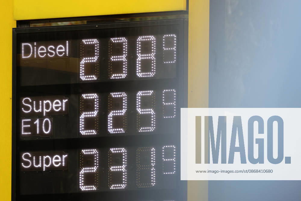 Wie ist die weitere Entwicklung der Spritpreise? Die Spritpreise sind weiterhin auf sehr hohem Niveau. Seit dem 01.10.2026 gilt der sogenannte Tankrabatt. Die Bundesregierung hat die Energiesteuer auf Benzin und Diesel bis Ende Dezember gesenkt. Die Ersparnis soll bei rund 17 Cent pro Liter liegen. CLASSIC Tankstelle in Mudersbach am Mittag nach der 12:00 Uhr Preisumstellung. Der aktuelle Preis fuer (für) Diesel, Super E10 und Super liegt weiterhin ueber (über) 2 Euro. Diesel liegt bei 2,38 Euro, Super E10 bei 2,25 Euro und Super bei 2,31 Euro. Tankstelle, Spritpreise am 02.10.2026 in Siegen Deutschland.