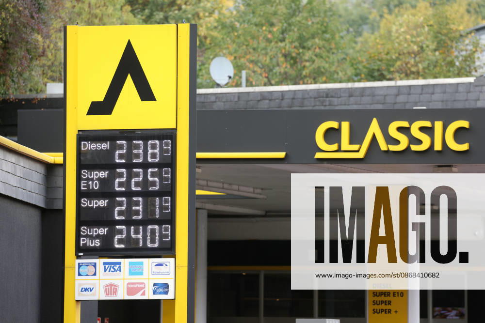 Wie ist die weitere Entwicklung der Spritpreise? Die Spritpreise sind weiterhin auf sehr hohem Niveau. Seit dem 01.10.2026 gilt der sogenannte Tankrabatt. Die Bundesregierung hat die Energiesteuer auf Benzin und Diesel bis Ende Dezember gesenkt. Die Ersparnis soll bei rund 17 Cent pro Liter liegen. CLASSIC Tankstelle in Mudersbach am Mittag nach der 12:00 Uhr Preisumstellung. Der aktuelle Preis fuer (für) Diesel, Super E10 und Super liegt weiterhin ueber (über) 2 Euro. Diesel liegt bei 2,38 Euro, Super E10 bei 2,25 Euro und Super bei 2,31 Euro. Tankstelle, Spritpreise am 02.10.2026 in Siegen Deutschland.