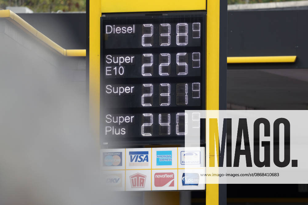 Wie ist die weitere Entwicklung der Spritpreise? Die Spritpreise sind weiterhin auf sehr hohem Niveau. Seit dem 01.10.2026 gilt der sogenannte Tankrabatt. Die Bundesregierung hat die Energiesteuer auf Benzin und Diesel bis Ende Dezember gesenkt. Die Ersparnis soll bei rund 17 Cent pro Liter liegen. CLASSIC Tankstelle in Mudersbach am Mittag nach der 12:00 Uhr Preisumstellung. Der aktuelle Preis fuer (für) Diesel, Super E10 und Super liegt weiterhin ueber (über) 2 Euro. Diesel liegt bei 2,38 Euro, Super E10 bei 2,25 Euro und Super bei 2,31 Euro. Tankstelle, Spritpreise am 02.10.2026 in Siegen Deutschland.