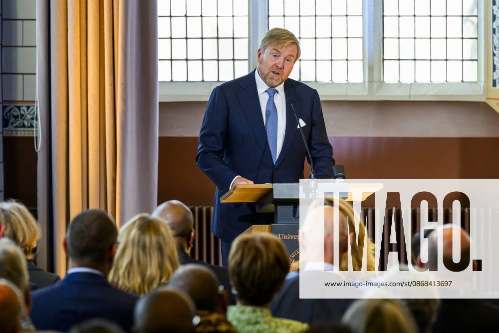 Leiden, The Netherlands, 2026-10-02 12:00:27 LEIDEN, 02-10-2026, Leiden University. King Willem Alexander receives the results of the independent research into the role of the House of Orange-Nassau in the colonial history of the Netherlands in the Academy Building of Leiden University. Principal investigator Prof. Dr. Gert Oostindie presents the King with the five books on which approximately sixty researchers have worked over the past few years, including the comprehensive popular book *Oranje en de Koloniën, 1600-2025. De kolonie geschiedenis van het Huis Oranje-Nassau*. PHOTO: NLBeeld Patrick van Emst Credit: NL Beeld Patrick van Emst