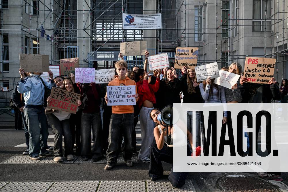 HIGH SCHOOL STUDENTS PROTEST PHOTOPQR OUEST FRANCE Martin ROCHE Caen October 2, 2026 This Friday, October 2, 2026, high school students gathered to block access to the Charles de Gaulle High School in Caen, Calvados, Normandy. The students are protesting against overloaded class schedules, the cell phone policy, the Parcoursup college admissions system, police violence against their classmates, and the government’s lack of funding for the national education system. Photographer: Martin ROCHE, Ouest France, France. Fires have broken out at several schools in France as students protest by blockading educational institutions nationwide over school funding and learning conditions. Caen, FRANCE, France
