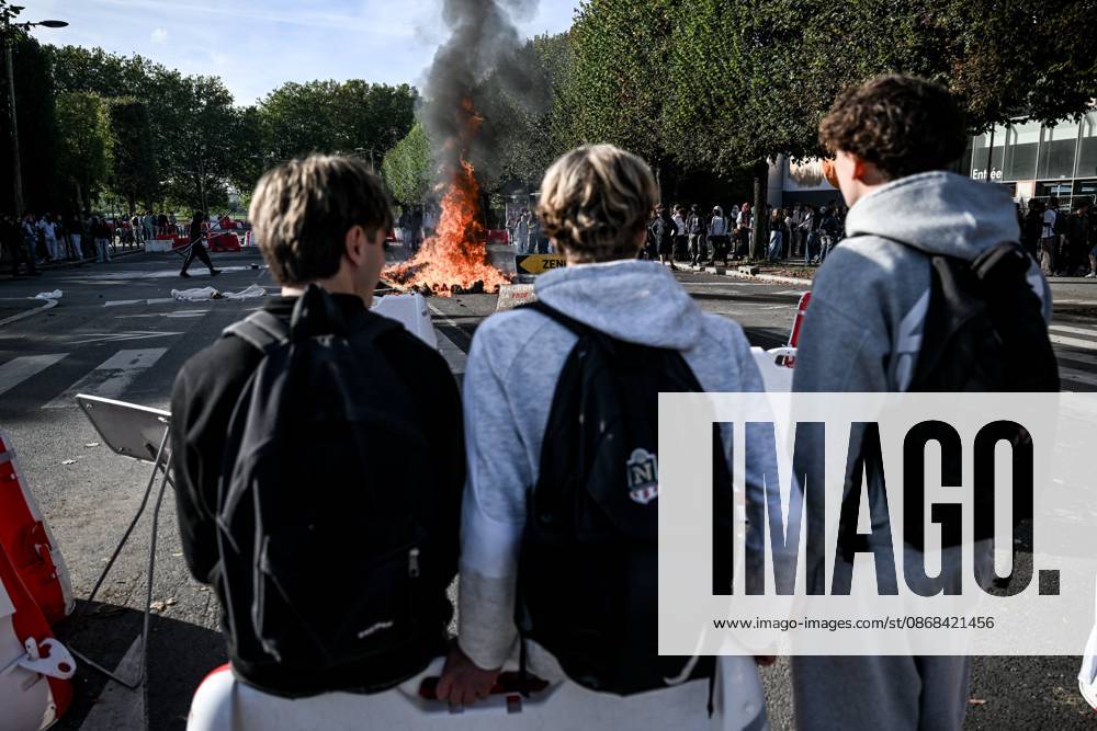 HIGH SCHOOL STUDENT PROTEST PHOTOPQR OUEST FRANCE Martin ROCHE Caen October 2, 2026 This Friday, October 2, 2026, several hundred high school students gathered to block access to Malherbe High School in Caen, Calvados, Normandy. The students are protesting against overloaded class schedules, the cell phone policy, the Parcoursup college admissions system, police violence against their classmates, and the government’s lack of funding for the national education system. Photographer: Martin ROCHE, Ouest France, France. Fires have broken out at several schools in France as students protest by blockading educational institutions nationwide over school funding and learning conditions. Caen, FRANCE, France