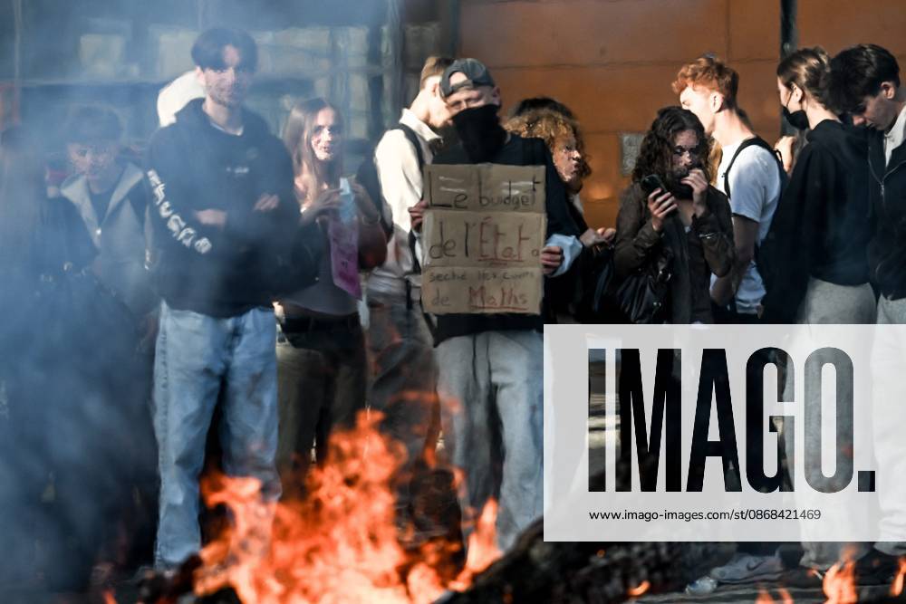 HIGH SCHOOL STUDENT PROTEST PHOTOPQR OUEST FRANCE Martin ROCHE Caen October 2, 2026 This Friday, October 2, 2026, several hundred high school students gathered to block access to Malherbe High School in Caen, Calvados, Normandy. The students are protesting against overloaded class schedules, the cell phone policy, the Parcoursup college admissions system, police violence against their classmates, and the government’s lack of funding for the national education system. Photographer: Martin ROCHE, Ouest France, France. Fires have broken out at several schools in France as students protest by blockading educational institutions nationwide over school funding and learning conditions. Caen, FRANCE, France