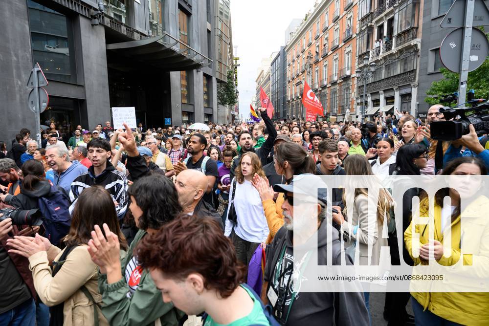 Tenants protest during housing decree vote MADRID, SPAIN, OCTOBER 2, 2026: Members and supporters of the Sindicato de Inquilinas e Inquilinos de Madrid take part in a demonstration outside the Congress of Deputies as lawmakers debate and vote on two government housing decrees aimed at strengthening tenant protections and increasing affordable housing supply. Madrid Spain