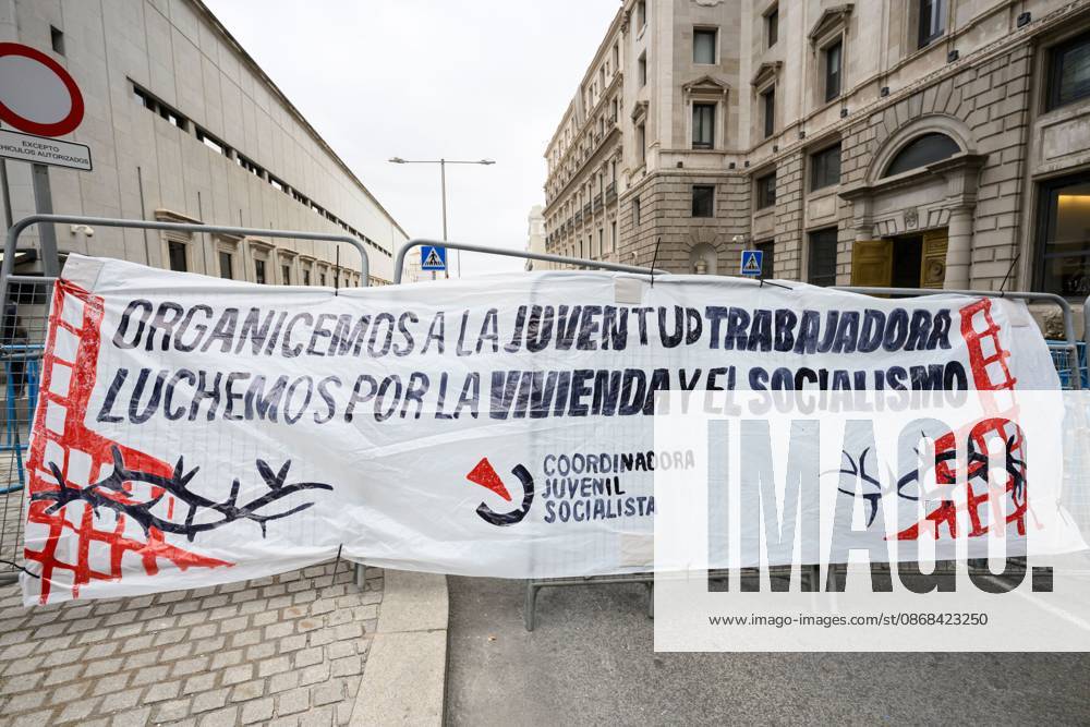Tenants protest during housing decree vote MADRID, SPAIN, OCTOBER 2, 2026: Members and supporters of the Sindicato de Inquilinas e Inquilinos de Madrid take part in a demonstration outside the Congress of Deputies as lawmakers debate and vote on two government housing decrees aimed at strengthening tenant protections and increasing affordable housing supply. Madrid Spain