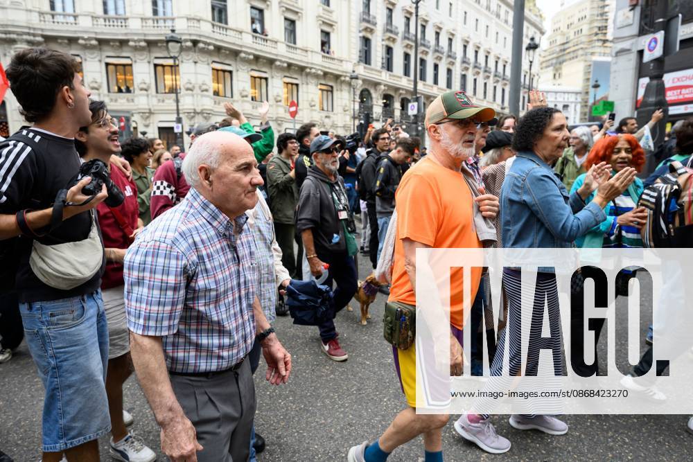 Tenants protest during housing decree vote MADRID, SPAIN, OCTOBER 2, 2026: Members and supporters of the Sindicato de Inquilinas e Inquilinos de Madrid take part in a demonstration outside the Congress of Deputies as lawmakers debate and vote on two government housing decrees aimed at strengthening tenant protections and increasing affordable housing supply. Madrid Spain