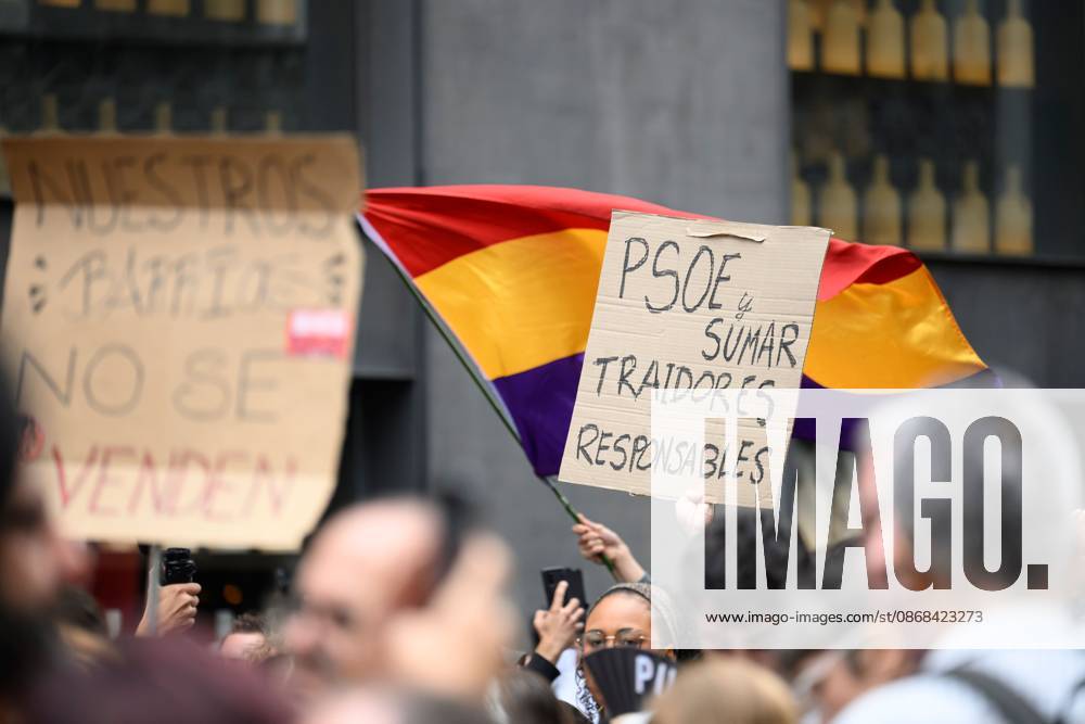 Tenants protest during housing decree vote MADRID, SPAIN, OCTOBER 2, 2026: Members and supporters of the Sindicato de Inquilinas e Inquilinos de Madrid take part in a demonstration outside the Congress of Deputies as lawmakers debate and vote on two government housing decrees aimed at strengthening tenant protections and increasing affordable housing supply. Madrid Spain