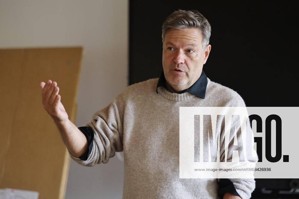 Robert Habeck stellt sich den Fragen der künftigen Erzieher am 02. Oktober 2026 in der Christlichen Gesamtschule Bleibergquelle in Velbert. Deutschland Nordrhein-Westfalen Velbert