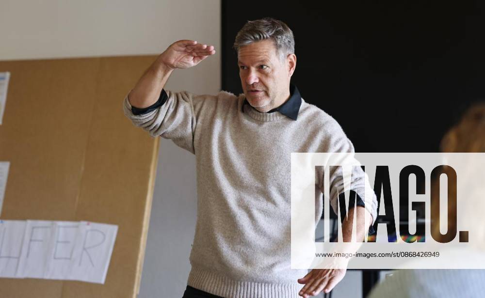 Robert Habeck stellt sich den Fragen der künftigen Erzieher am 02. Oktober 2026 in der Christlichen Gesamtschule Bleibergquelle in Velbert. Deutschland Nordrhein-Westfalen Velbert