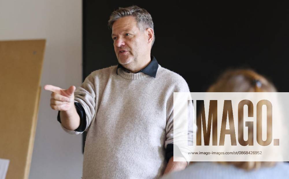Robert Habeck stellt sich den Fragen der künftigen Erzieher am 02. Oktober 2026 in der Christlichen Gesamtschule Bleibergquelle in Velbert. Deutschland Nordrhein-Westfalen Velbert
