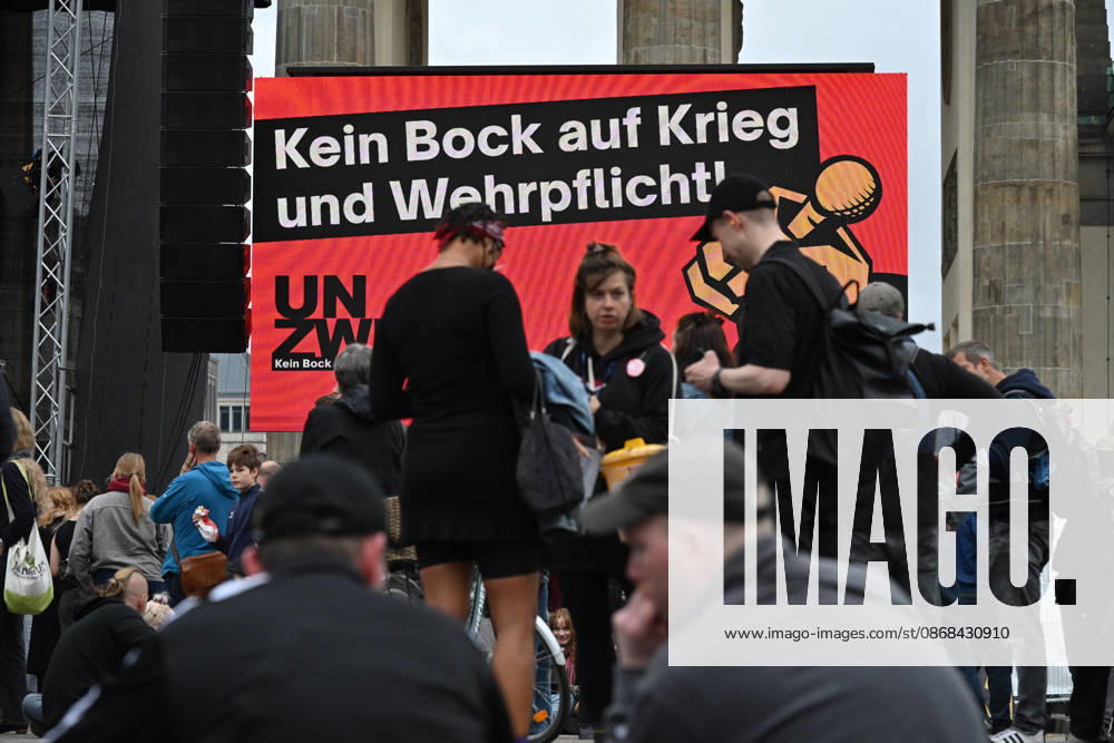 Menschen protestieren am 02.10.2026 vor dem Brandenburger Tor unter dem Motto Unzwingbar - Kein Bock auf Krieg und Wehrpflicht . Zu den Veranstaltern der Demonstration zaehlen unter anderem Attac, die Deutsche Friedensgesellschaft und der Internationale Jugendverband. In einem vorab verbreiteten Aufruf stellten sich die Organisationen etwa gegen eine Wiedereinfuehrung der Wehrpflicht und die Anwerbung Jugendlicher unter 18 Jahren fuer die Bundeswehr. Das Buendnis forderte zudem mehr Geld fuer Bildung, Gesundheit und Soziales statt fuer Krieg. Angekuendigt waren Redebeitraege unter anderem von Gewerkschaftern, Schueler- und Studentengruppen und der Schulstreikbewegung. Daneben sollte es Auftritte mehrerer Bands und Musiker geben. (Siehe epd