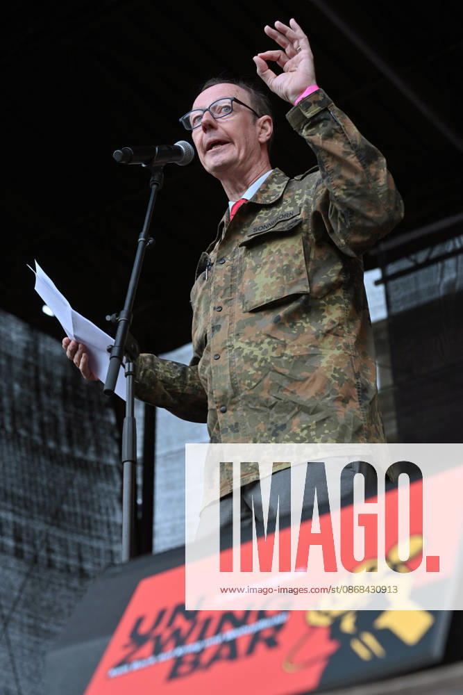 Satiriker und Politiker Martin Sonneborn, Parteivorsitzender der Partei Die PARTEI und Mitglied des Europaeischen Parlaments, spricht am 02.10.2026 vor dem Brandenburger Tor waehrend einer Kundgebung mit dem Motto Unzwingbar - Kein Bock auf Krieg und Wehrpflicht . Zu den Veranstaltern der Demonstration zaehlen unter anderem Attac, die Deutsche Friedensgesellschaft und der Internationale Jugendverband. In einem vorab verbreiteten Aufruf stellten sich die Organisationen etwa gegen eine Wiedereinfuehrung der Wehrpflicht und die Anwerbung Jugendlicher unter 18 Jahren fuer die Bundeswehr. Das Buendnis forderte zudem mehr Geld fuer Bildung, Gesundheit und Soziales statt fuer Krieg. Angekuendigt waren Redebeitraege unter anderem von Gewerkschaf