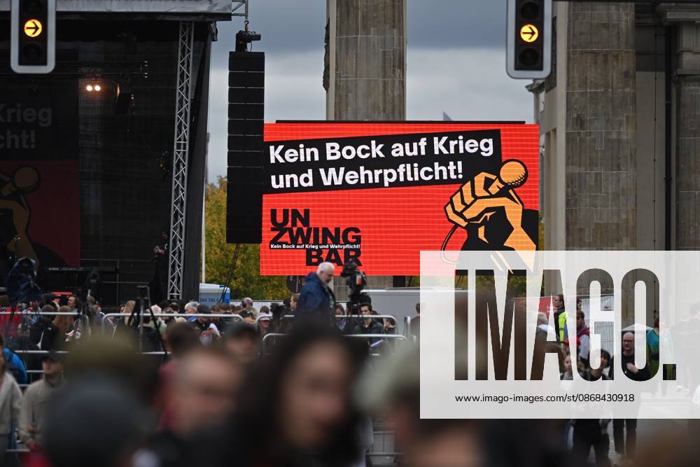 Menschen protestieren am 02.10.2026 vor dem Brandenburger Tor unter dem Motto Unzwingbar - Kein Bock auf Krieg und Wehrpflicht . Zu den Veranstaltern der Demonstration zaehlen unter anderem Attac, die Deutsche Friedensgesellschaft und der Internationale Jugendverband. In einem vorab verbreiteten Aufruf stellten sich die Organisationen etwa gegen eine Wiedereinfuehrung der Wehrpflicht und die Anwerbung Jugendlicher unter 18 Jahren fuer die Bundeswehr. Das Buendnis forderte zudem mehr Geld fuer Bildung, Gesundheit und Soziales statt fuer Krieg. Angekuendigt waren Redebeitraege unter anderem von Gewerkschaftern, Schueler- und Studentengruppen und der Schulstreikbewegung. Daneben sollte es Auftritte mehrerer Bands und Musiker geben. (Siehe epd