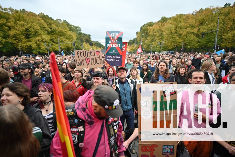 Menschen protestieren am 02.10.2026 vor dem Brandenburger Tor unter dem Motto Unzwingbar - Kein Bock auf Krieg und Wehrpflicht . Zu den Veranstaltern der Demonstration zaehlen unter anderem Attac, die Deutsche Friedensgesellschaft und der Internationale Jugendverband. In einem vorab verbreiteten Aufruf stellten sich die Organisationen etwa gegen eine Wiedereinfuehrung der Wehrpflicht und die Anwerbung Jugendlicher unter 18 Jahren fuer die Bundeswehr. Das Buendnis forderte zudem mehr Geld fuer Bildung, Gesundheit und Soziales statt fuer Krieg. Angekuendigt waren Redebeitraege unter anderem von Gewerkschaftern, Schueler- und Studentengruppen und der Schulstreikbewegung. Daneben sollte es Auftritte mehrerer Bands und Musiker geben. (Siehe epd