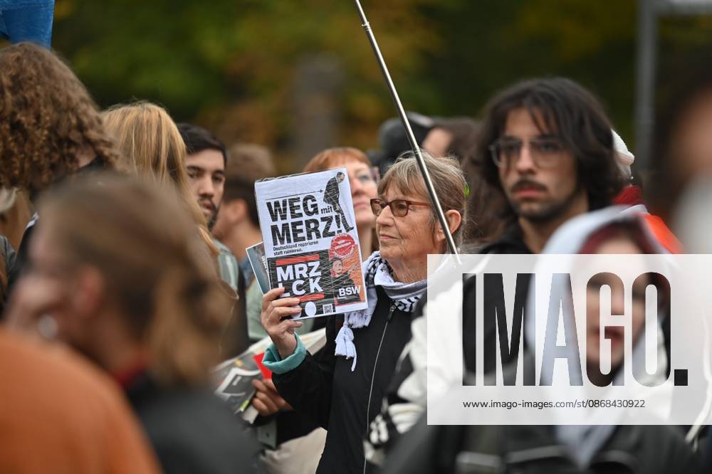 Menschen protestieren am 02.10.2026 vor dem Brandenburger Tor unter dem Motto Unzwingbar - Kein Bock auf Krieg und Wehrpflicht . Zu den Veranstaltern der Demonstration zaehlen unter anderem Attac, die Deutsche Friedensgesellschaft und der Internationale Jugendverband. In einem vorab verbreiteten Aufruf stellten sich die Organisationen etwa gegen eine Wiedereinfuehrung der Wehrpflicht und die Anwerbung Jugendlicher unter 18 Jahren fuer die Bundeswehr. Das Buendnis forderte zudem mehr Geld fuer Bildung, Gesundheit und Soziales statt fuer Krieg. Angekuendigt waren Redebeitraege unter anderem von Gewerkschaftern, Schueler- und Studentengruppen und der Schulstreikbewegung. Daneben sollte es Auftritte mehrerer Bands und Musiker geben. (Siehe epd