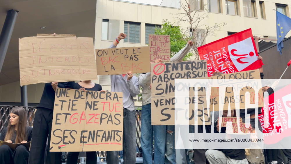 Student Protest - Paris Videograbs - Students are blocking access to their high schools during the student protest in Paris, France, on October 2, 2026. Since late September, students have been organizing protests outside their schools to highlight various issues, ranging from class schedules and class sizes to teacher shortages and excessive heat in classrooms during this year’s heat waves. These protests began in Île-de-France, the Paris region, but have now spread to other cities across the country. Photo by CLPRESS ABACAPRESS.COM Paris France