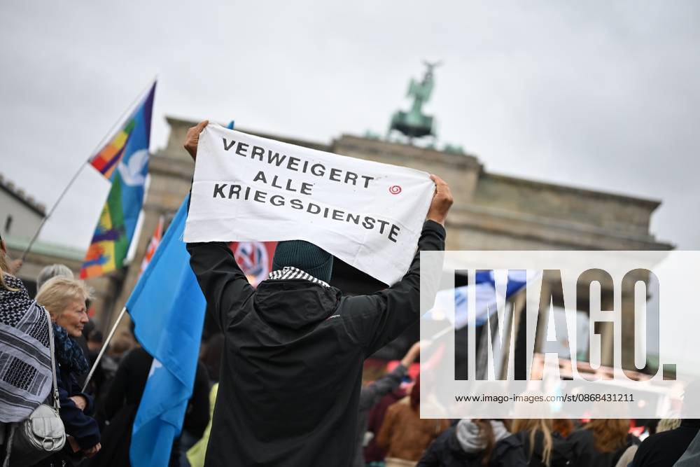 Menschen protestieren am 02.10.2026 vor dem Brandenburger Tor unter dem Motto Unzwingbar - Kein Bock auf Krieg und Wehrpflicht . Zu den Veranstaltern der Demonstration zaehlen unter anderem Attac, die Deutsche Friedensgesellschaft und der Internationale Jugendverband. In einem vorab verbreiteten Aufruf stellten sich die Organisationen etwa gegen eine Wiedereinfuehrung der Wehrpflicht und die Anwerbung Jugendlicher unter 18 Jahren fuer die Bundeswehr. Das Buendnis forderte zudem mehr Geld fuer Bildung, Gesundheit und Soziales statt fuer Krieg. Angekuendigt waren Redebeitraege unter anderem von Gewerkschaftern, Schueler- und Studentengruppen und der Schulstreikbewegung. Daneben sollte es Auftritte mehrerer Bands und Musiker geben. (Siehe epd
