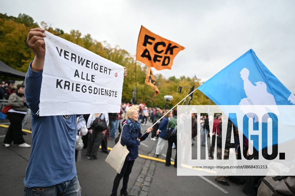 Menschen protestieren am 02.10.2026 vor dem Brandenburger Tor unter dem Motto Unzwingbar - Kein Bock auf Krieg und Wehrpflicht . Zu den Veranstaltern der Demonstration zaehlen unter anderem Attac, die Deutsche Friedensgesellschaft und der Internationale Jugendverband. In einem vorab verbreiteten Aufruf stellten sich die Organisationen etwa gegen eine Wiedereinfuehrung der Wehrpflicht und die Anwerbung Jugendlicher unter 18 Jahren fuer die Bundeswehr. Das Buendnis forderte zudem mehr Geld fuer Bildung, Gesundheit und Soziales statt fuer Krieg. Angekuendigt waren Redebeitraege unter anderem von Gewerkschaftern, Schueler- und Studentengruppen und der Schulstreikbewegung. Daneben sollte es Auftritte mehrerer Bands und Musiker geben. (Siehe epd
