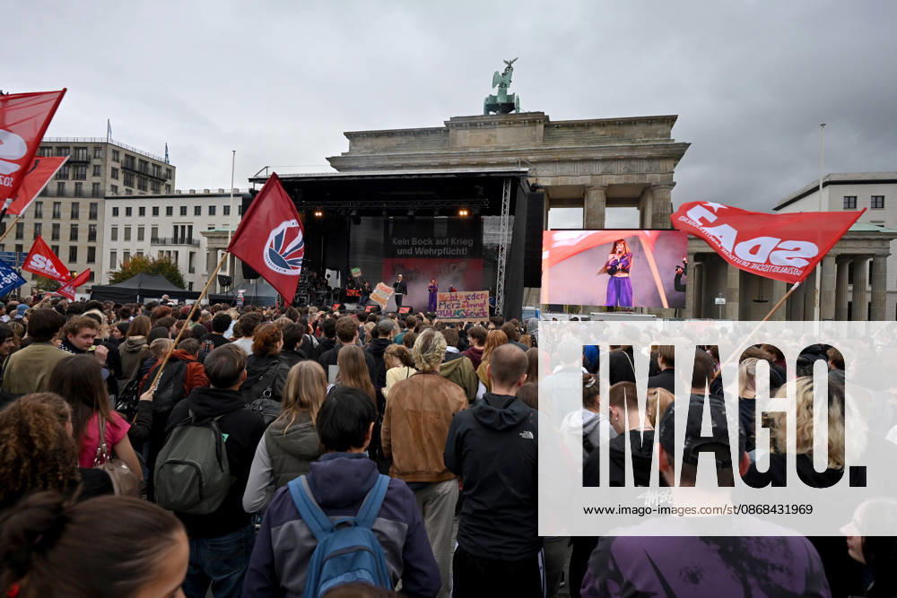 Menschen protestieren am 02.10.2026 vor dem Brandenburger Tor unter dem Motto Unzwingbar - Kein Bock auf Krieg und Wehrpflicht . Zu den Veranstaltern der Demonstration zaehlen unter anderem Attac, die Deutsche Friedensgesellschaft und der Internationale Jugendverband. In einem vorab verbreiteten Aufruf stellten sich die Organisationen etwa gegen eine Wiedereinfuehrung der Wehrpflicht und die Anwerbung Jugendlicher unter 18 Jahren fuer die Bundeswehr. Das Buendnis forderte zudem mehr Geld fuer Bildung, Gesundheit und Soziales statt fuer Krieg. Angekuendigt waren Redebeitraege unter anderem von Gewerkschaftern, Schueler- und Studentengruppen und der Schulstreikbewegung. Daneben sollte es Auftritte mehrerer Bands und Musiker geben. (Siehe epd
