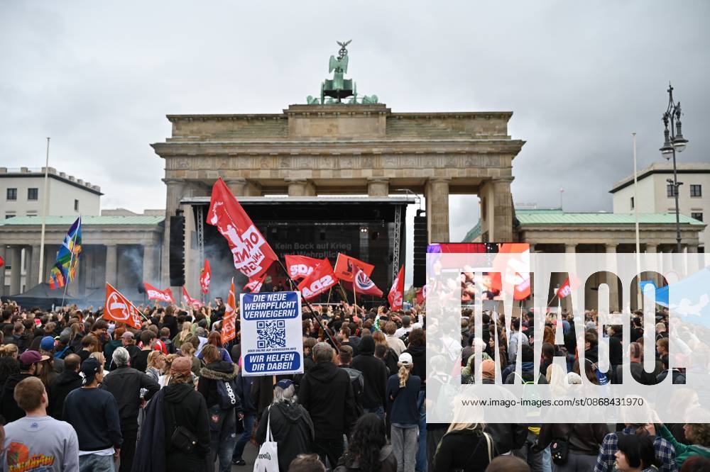 Menschen protestieren am 02.10.2026 vor dem Brandenburger Tor unter dem Motto Unzwingbar - Kein Bock auf Krieg und Wehrpflicht . Zu den Veranstaltern der Demonstration zaehlen unter anderem Attac, die Deutsche Friedensgesellschaft und der Internationale Jugendverband. In einem vorab verbreiteten Aufruf stellten sich die Organisationen etwa gegen eine Wiedereinfuehrung der Wehrpflicht und die Anwerbung Jugendlicher unter 18 Jahren fuer die Bundeswehr. Das Buendnis forderte zudem mehr Geld fuer Bildung, Gesundheit und Soziales statt fuer Krieg. Angekuendigt waren Redebeitraege unter anderem von Gewerkschaftern, Schueler- und Studentengruppen und der Schulstreikbewegung. Daneben sollte es Auftritte mehrerer Bands und Musiker geben. (Siehe epd
