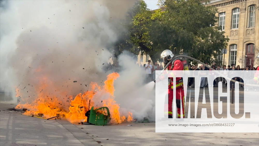 Student Protest at Place de la Nation - Paris Videograbs - Clashes between students and police as protesting students carry out blockading action near place de la Nation, in Paris, on October 2, 2026. Since late September, students have staged protests outside schools over grievances ranging from timetables, class sizes and a shortage of teachers to overheated classrooms during this year s heatwaves. The protests started in the Ile-de-France region around Paris but have now spread to other cities nationwide. Photo by CLPRESS ABACAPRESS.COM Paris France