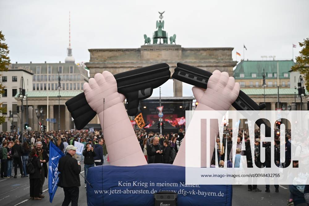 Eine aufblasbare Anti-Kriegs-Plastik am 02.10.2026 waehrend einer Kundgebung vor dem Brandenburger Tor unter dem Motto Unzwingbar - Kein Bock auf Krieg und Wehrpflicht . Zu den Veranstaltern der Demonstration zaehlen unter anderem Attac, die Deutsche Friedensgesellschaft und der Internationale Jugendverband. In einem vorab verbreiteten Aufruf stellten sich die Organisationen etwa gegen eine Wiedereinfuehrung der Wehrpflicht und die Anwerbung Jugendlicher unter 18 Jahren fuer die Bundeswehr. Das Buendnis forderte zudem mehr Geld fuer Bildung, Gesundheit und Soziales statt fuer Krieg. Angekuendigt waren Redebeitraege unter anderem von Gewerkschaftern, Schueler- und Studentengruppen und der Schulstreikbewegung. Daneben sollte es Auftritte meh