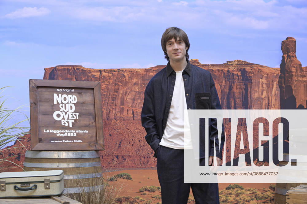 Foto Mario Romano IPP Milano 02 10 2026 Photocall della serie Tv: -Nord Sud Ovest Est. La leggendaria storia degli 883- Seconda stagione nella foto Elia Nuzzolo Italy Photo Press - World Copyright Photocall della serie Tv: -Nord
