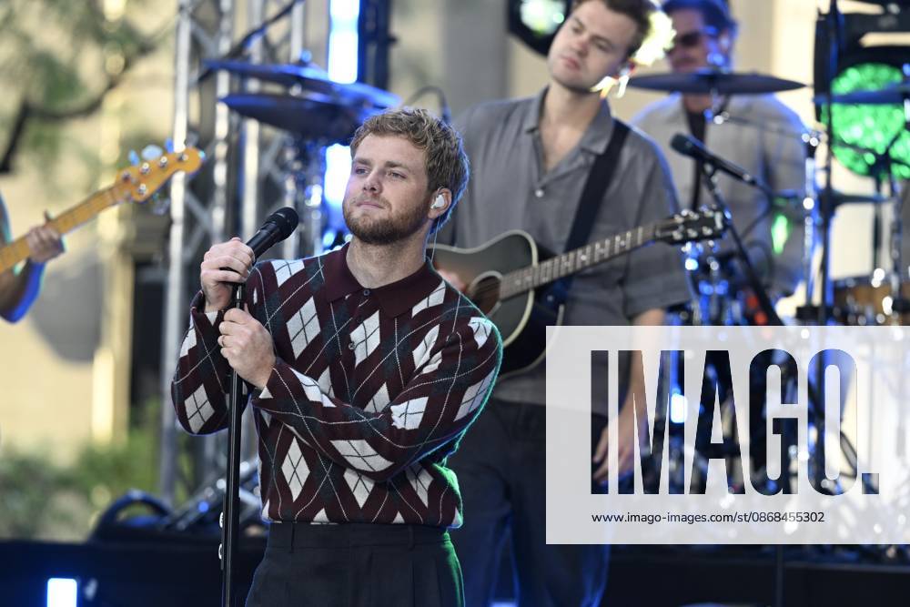 (NEW) Alexander Warren Hughes is an Amarican singer and song writer.October 2nd 2026, New YorkCity, New York, U. S. A. Alexander Warren has performed at NBC s TODAY CITI CONCERT SERIES at Rockefeller Plaza. Warren began his carreer as an independent musician selling his own until he signed on with Atlantic Records in 2022. Alexander Warren s music appeals to audiences of different tastes, such as Rock, Jazz, Folk, and Classical music. Credit: Victor M. Matos Thenews2(Foto: Victor M. Matos Thenews2 imago images)