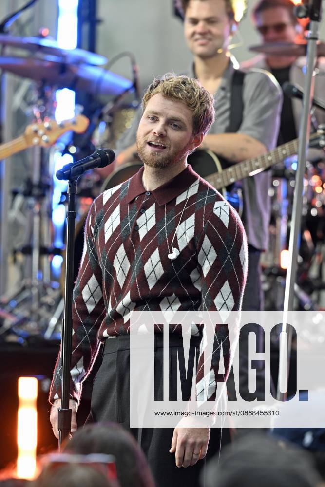 (NEW) Alexander Warren Hughes is an Amarican singer and song writer.October 2nd 2026, New YorkCity, New York, U. S. A. Alexander Warren has performed at NBC s TODAY CITI CONCERT SERIES at Rockefeller Plaza. Warren began his carreer as an independent musician selling his own until he signed on with Atlantic Records in 2022. Alexander Warren s music appeals to audiences of different tastes, such as Rock, Jazz, Folk, and Classical music. Credit: Victor M. Matos Thenews2(Foto: Victor M. Matos Thenews2 imago images)