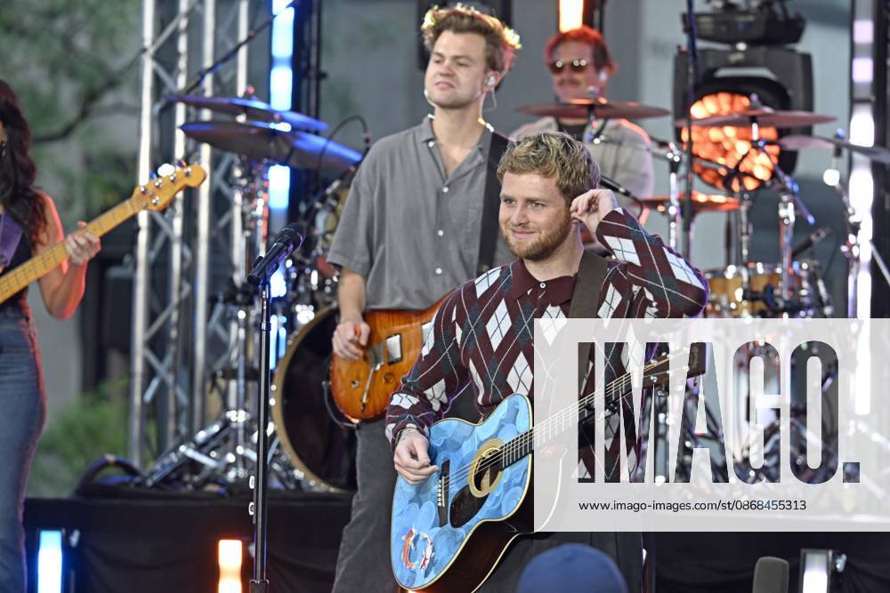 (NEW) Alexander Warren Hughes is an Amarican singer and song writer.October 2nd 2026, New YorkCity, New York, U. S. A. Alexander Warren has performed at NBC s TODAY CITI CONCERT SERIES at Rockefeller Plaza. Warren began his carreer as an independent musician selling his own until he signed on with Atlantic Records in 2022. Alexander Warren s music appeals to audiences of different tastes, such as Rock, Jazz, Folk, and Classical music. Credit: Victor M. Matos Thenews2(Foto: Victor M. Matos Thenews2 imago images)