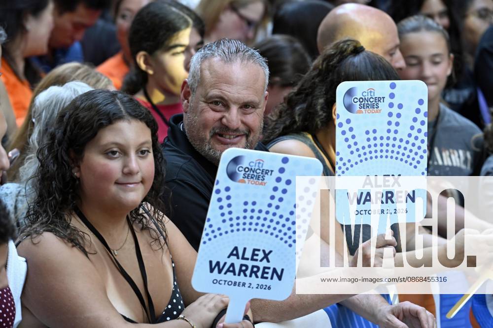 (NEW) Alexander Warren Hughes is an Amarican singer and song writer.October 2nd 2026, New YorkCity, New York, U. S. A. Alexander Warren has performed at NBC s TODAY CITI CONCERT SERIES at Rockefeller Plaza. Warren began his carreer as an independent musician selling his own until he signed on with Atlantic Records in 2022. Alexander Warren s music appeals to audiences of different tastes, such as Rock, Jazz, Folk, and Classical music. Credit: Victor M. Matos Thenews2(Foto: Victor M. Matos Thenews2 imago images)