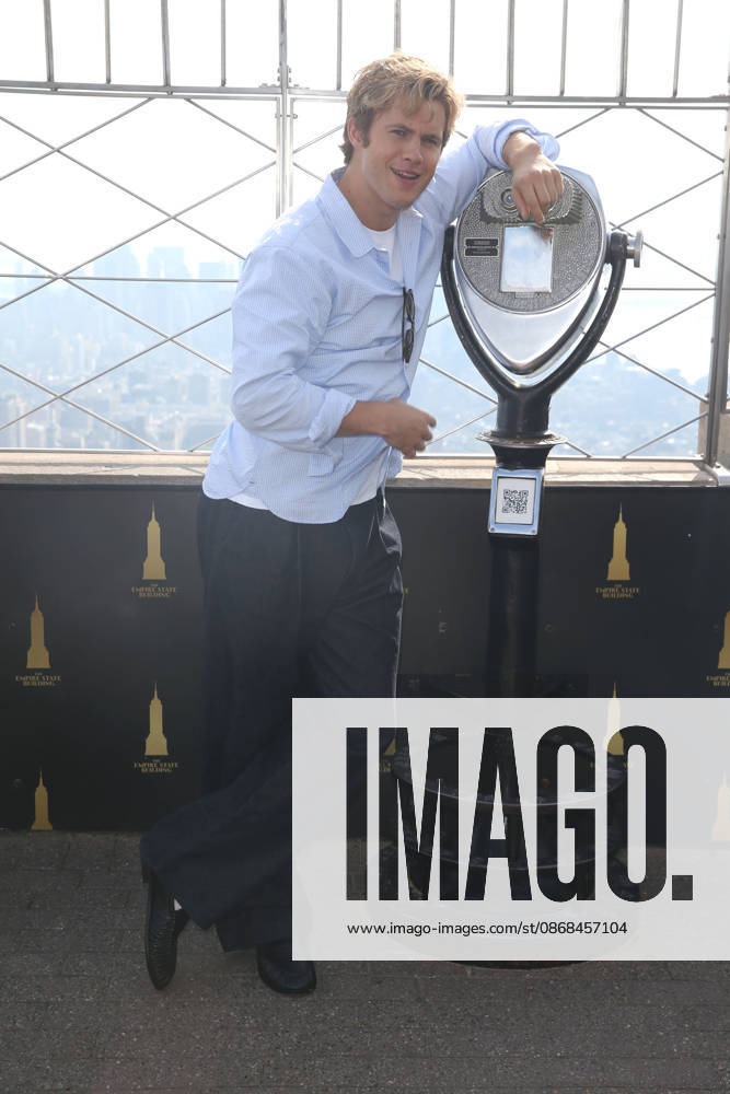 Actorr SAM BRAUN visited The Empire State Building New York USA - ZUMAh16_ 20261002_zaf_h16_031